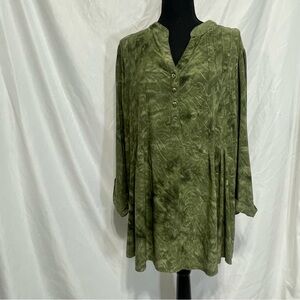 Westport Olive green tunic top Blouse. Gold buttons. Size 3X. Tie-dye look. Used